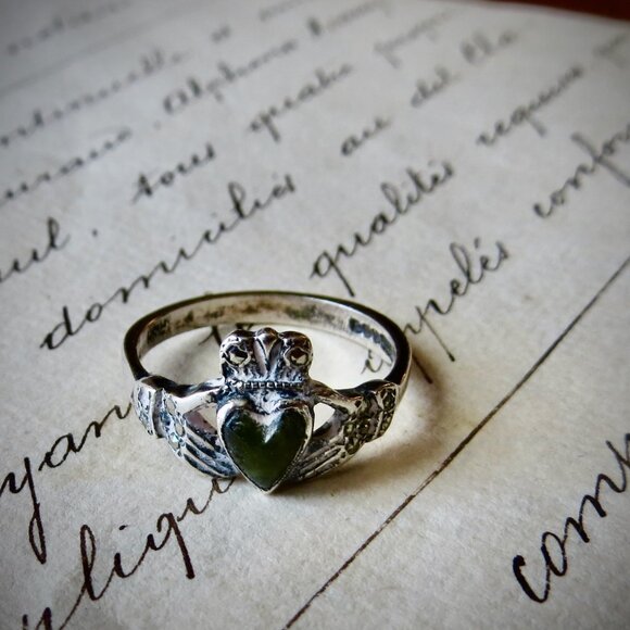 Vintage Irish Celtic Claddagh Ring Size 6 Heart and Hands - Picture 4 of 4